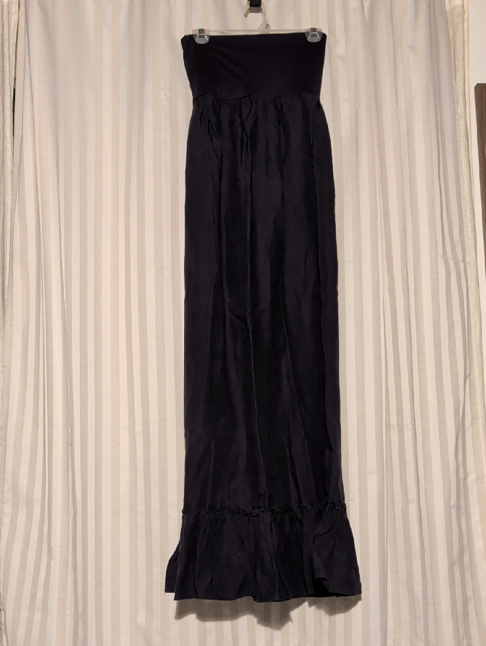 Elegant Strapless Black Maxi Dress with Ruffle Hem